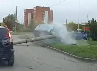Момент, где легковушка сносит фонарный столб в Пензе, попал на видео