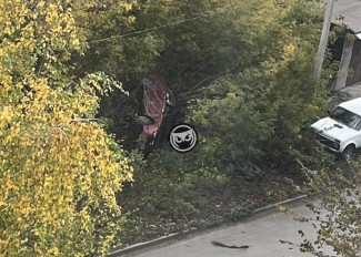 Пензенцы сообщают о перевернутой машине, лежащей в кустах на улице Ладожской