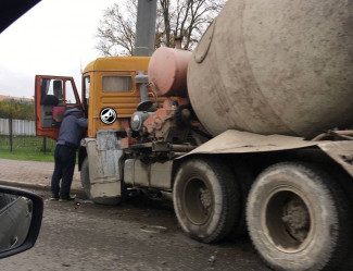 Жесткая авария в Пензе: бетономешалка влетела в столб. ФОТО