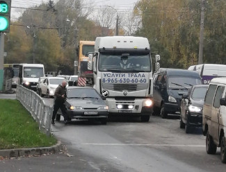В Пензе из-за ДТП с грузовиком и легковушкой встала в пробке улица Мира