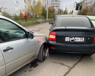 На улице Антонова в Пензе столкнулись две легковушки
