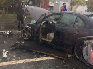 В страшной аварии на проспекте Победы в Пензе изуродовало легковушку