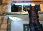 Пензенские спасатели сняли с козырька подъезда неадекватного мужчину