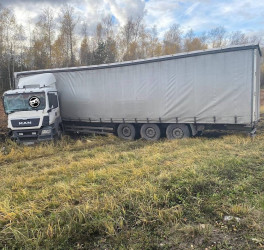 В Пензенской области вылетела с трассы огромная фура – соцсети