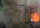 На улице Совхозной в Пензе 15 человек тушили полыхающий дом