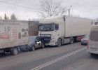 В Пензе в жесткое ДТП с грузовыми машинами попала легковушка