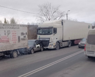 В Пензе в жесткое ДТП с грузовыми машинами попала легковушка