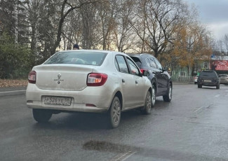 В центре Пензы столкнувшиеся машины спровоцировали пробку