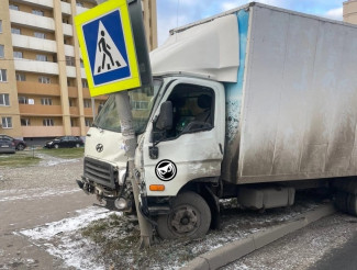 «Машина стоит, водителя нет». В Пензе фургон врезался в дорожный знак