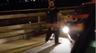 Молодая парочка занялась сексом прямо на оживленном мосту