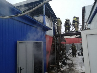 В Пензенской области с пожаром в двухэтажном строении боролись 16 человек