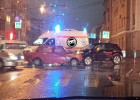 В центре Пензы жестко столкнулись две машины, на месте работали врачи
