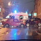 В центре Пензы жестко столкнулись две машины, на месте работали врачи