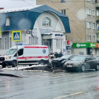 В центре Пензы разбилась легковушка, на месте работают врачи