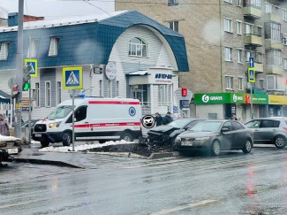 В центре Пензы разбилась легковушка, на месте работают врачи