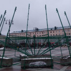 На площади Ленина в Пензе приступили к установке главной елки