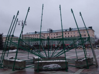 На площади Ленина в Пензе приступили к установке главной елки