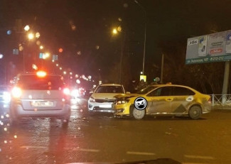 На улице Окружной в Пензе случилось жесткое ДТП с участием такси