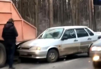 На улице Окружной в Пензе легковушка врезалась в грузовик. ВИДЕО