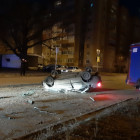 Во время жуткого ночного ДТП в центре Пензы автомобиль перевернулся на крышу