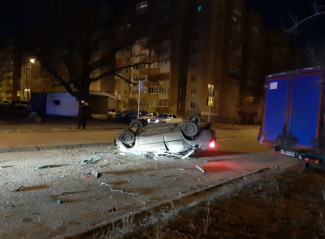 Во время жуткого ночного ДТП в центре Пензы автомобиль перевернулся на крышу