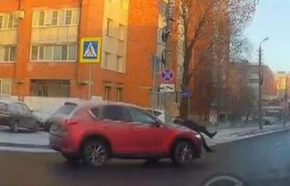 Момент, как машина сбивает человека на пешеходном переходе в Пензе, попал на видео
