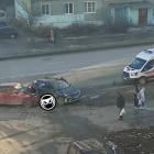 На улице Кижеватова в Пензе разбились две машины, на месте работали врачи