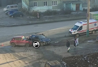 На улице Кижеватова в Пензе разбились две машины, на месте работали врачи