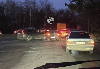 На окраине Пензы образовалась пробка из-за аварии с двумя легковушками