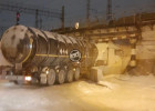 Новая жертва. В Пензе под злополучным мостом глупости застряла автоцистерна