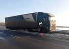 На трассе в Пензенской области врезалась в отбойник огромная фура