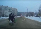 В Пензе водитель едва не задавил пешеходов. ВИДЕО