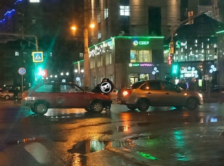 На улице Суворова в Пензе осложнено движение транспорта из-за аварии