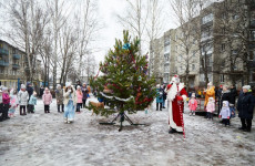 Пензенский парламентарий организовал новогодний праздник на улице Аустрина