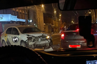 Вечером в центре Пензы произошло жесткое ДТП с участием такси