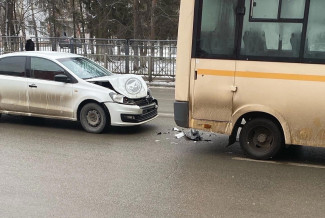 Жесткое ДТП в Пензе: легковушка врезалась в автобус