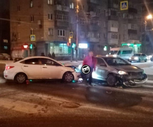 На перекрестке в центре Пензы разбились две легковушки