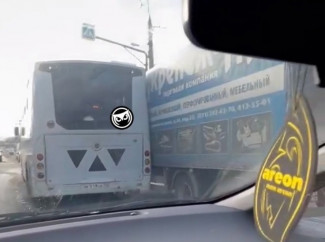В Пензе пассажирский автобус столкнулся с грузовиком