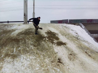 В Пензе засыпали песком раскатанную горожанами горку