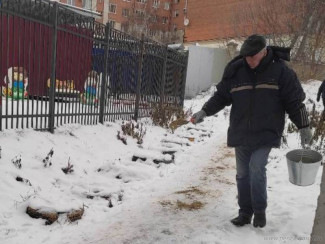 В Ленинском районе Пензы провели противогололедную обработку