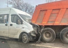 Серьезная авария в Пензе: микроавтобус врезался в грузовик