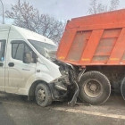 Серьезная авария в Пензе: микроавтобус врезался в грузовик