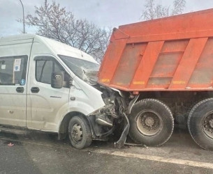 Серьезная авария в Пензе: микроавтобус врезался в грузовик