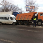 В Пензе при столкновении микроавтобуса и грузовика пострадали 8 человек