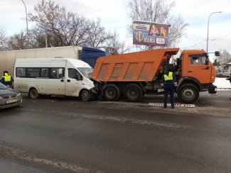 В Пензе при столкновении микроавтобуса и грузовика пострадали 8 человек