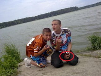 Пользователи социальных сетей обнародовали фотографию, на которой пензенец Егор Крид распивает «Ягуар»