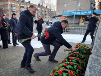 Первые лица Пензы возложили цветы к памятнику Героям блокадного Ленинграда