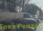 На улице Тухачевского в Пензе легковушка врезалась в грузовик. ВИДЕО