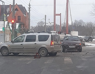 На улице Урицкого в Пензе жестко столкнулись две легковушки