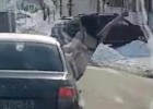 8 Марта близко. В Пензе полуголая девушка вылезла из движущегося авто. ВИДЕО